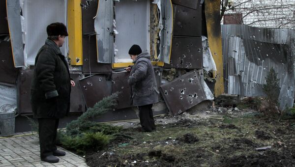 Жители частного жилого дома в городе Ясиноватая, пострадавшего в результате обстрела. 21 декабря 2017 Жители частного жилого дома в городе Ясиноватая, пострадавшего в результате обстрела. 21 декабря 2017