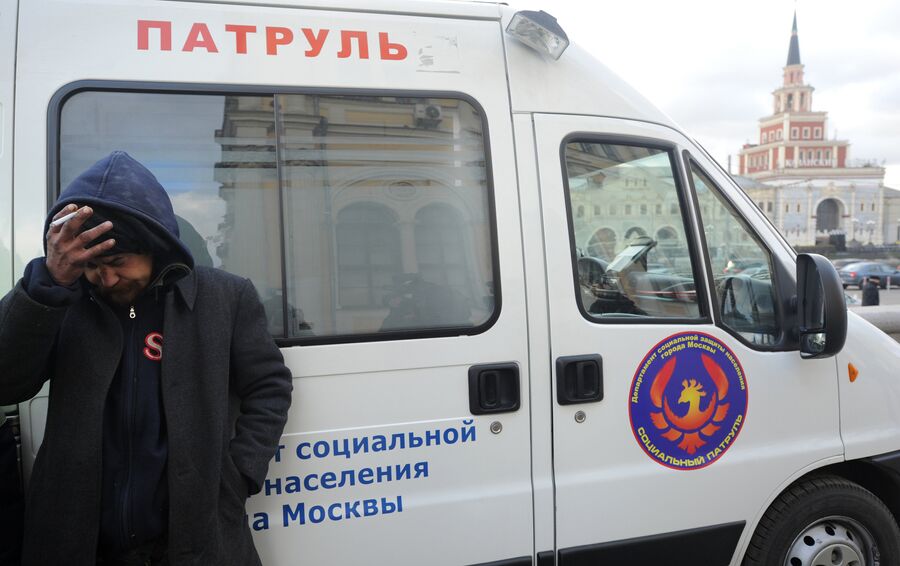 Бездомный мужчина у автомобиля мобильной службы Социальный патруль на Комсомольской площади Бездомный мужчина у автомобиля мобильной службы Социальный патруль на Комсомольской площади