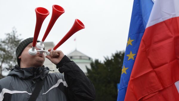 Участник антиправительственного митинга в Варшаве Участник антиправительственного митинга в Варшаве