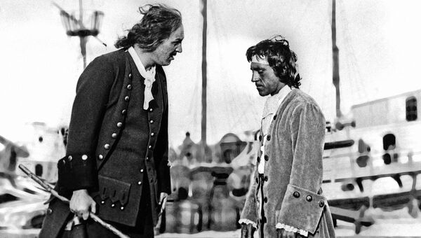Кадр из кинофильма Сказ о том, как царь Петр арапа женил. 1976 г. Киностудия Мосфильм. Режиссер Александр Митта. В роли царя Петра - артист Алексей Петренко (слева), в роли арапа - артист Владимир Высоцкий Кадр из кинофильма Сказ о том, как царь Петр арапа женил. 1976 г. Киностудия Мосфильм. Режиссер Александр Митта. В роли царя Петра - артист Алексей Петренко (слева), в роли арапа - артист Владимир Высоцкий