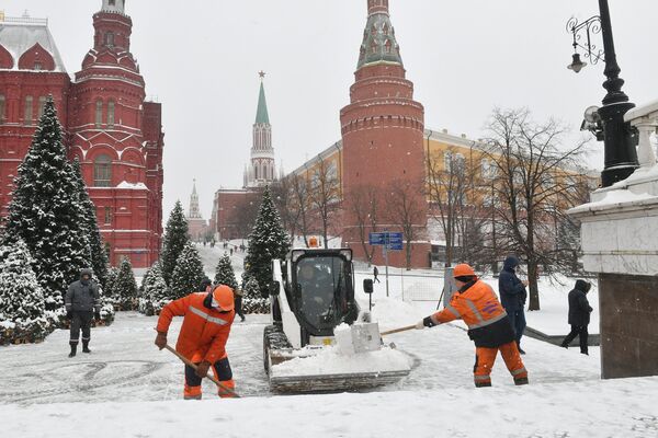 Сотрудники коммунальных служб Москвы ликвидируют последствия сильного снегопада на Манежной площади Сотрудники коммунальных служб Москвы ликвидируют последствия сильного снегопада на Манежной площади
