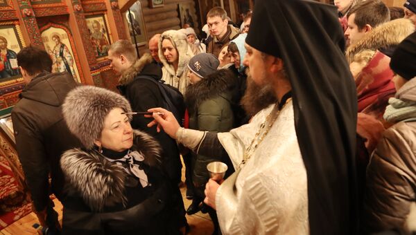 Верующие со священнослужителем во время традиционного праздничного молебна в Крещенский сочельник в Храме Святителя Николая в Измайловском Кремле в Москве Верующие со священнослужителем во время традиционного праздничного молебна в Крещенский сочельник в Храме Святителя Николая в Измайловском Кремле в Москве