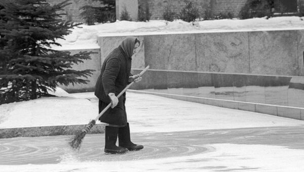 Дворник убирает территорию у Кремлевской стены. Выставочный фонд Дворник убирает территорию у Кремлевской стены. Выставочный фонд