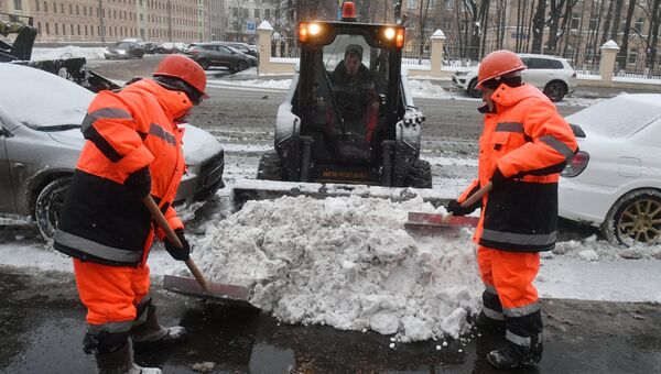 Снегоуборочная техника коммунальных служб Москвы ликвидирует последствия сильного снегопада на Большой Пироговской улице Снегоуборочная техника коммунальных служб Москвы ликвидирует последствия сильного снегопада на Большой Пироговской улице