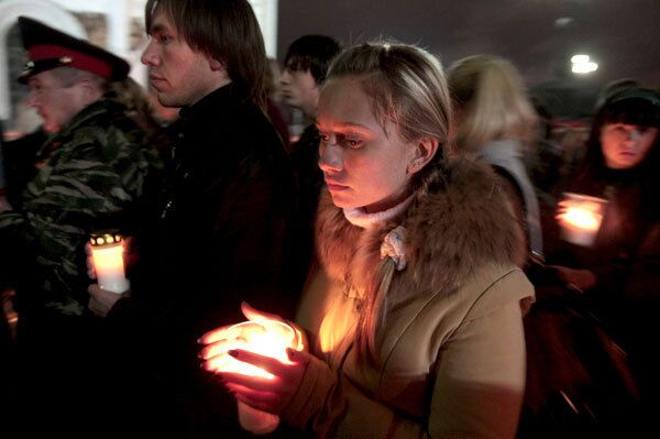 Молодежь Москвы зажгла свечи в память о погибших в Южной Осетии Молодежь Москвы зажгла свечи в память о погибших в Южной Осетии