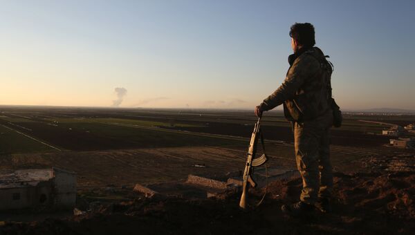 Сирийский боец наблюдает за районом Африна Сирийский боец наблюдает за районом Африна