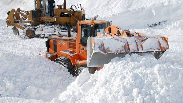 Сотрудники коммунальных служб проводят расчистку дорожного полотна Транскавказской автомагистрали от снежных завалов Сотрудники коммунальных служб проводят расчистку дорожного полотна Транскавказской автомагистрали от снежных завалов