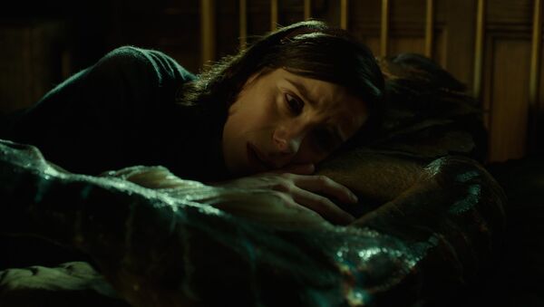 Салли Хокинс и Дуг Джонс в сцене из фильма «Shape Of Water» (Форма воды) Салли Хокинс и Дуг Джонс в сцене из фильма «Shape Of Water» (Форма воды)