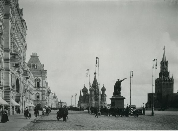 Чугунная литая колонна со светильником для лампы накаливания Чугунная литая колонна со светильником для лампы накаливания