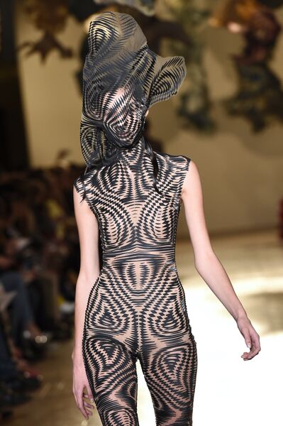 Показ коллекции Iris Van Herpen в рамках Недели высокой моды в Париже Показ коллекции Iris Van Herpen в рамках Недели высокой моды в Париже