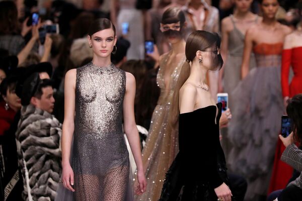 Показ коллекции Maria Grazia Chiuri для дома моды Christian Dior в рамках Недели высокой моды в Париже Показ коллекции Maria Grazia Chiuri для дома моды Christian Dior в рамках Недели высокой моды в Париже
