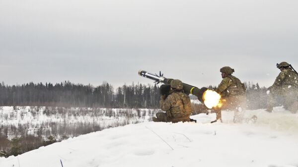 Американские военные производят выстрел из противотанкового ракетного комплекса (ПТРК) Javelin во время учений в Эстонии Американские военные производят выстрел из противотанкового ракетного комплекса (ПТРК) Javelin во время учений в Эстонии