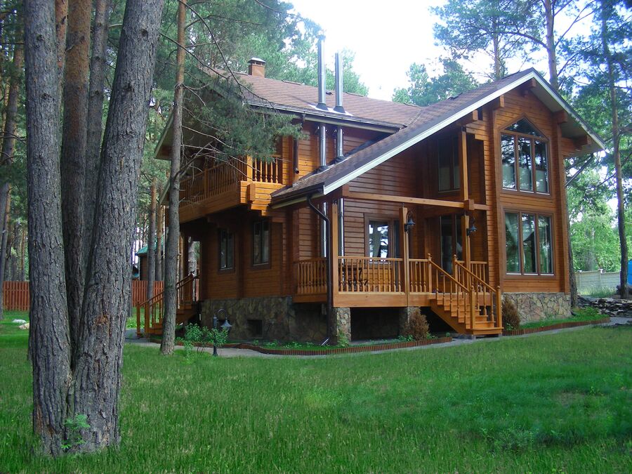 Загородный дом, построенный с применением клееного бруса Загородный дом, построенный с применением клееного бруса