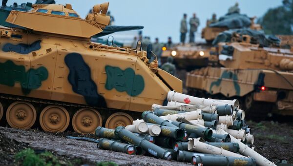 Подготовка турецких военных к боевым действиям недалеко от границы с Сирией. Архивное фото Подготовка турецких военных к боевым действиям недалеко от границы с Сирией. Архивное фото