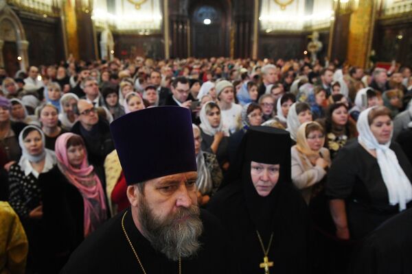 Священнослужители и верующие во время богослужения в день открытия XXVI Международных Рождественских чтений в кафедральном соборном Храме Христа Спасителя в Москве Священнослужители и верующие во время богослужения в день открытия XXVI Международных Рождественских чтений в кафедральном соборном Храме Христа Спасителя в Москве