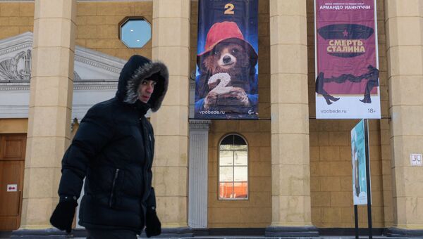 Афиши фильмов Приключения Паддингтона-2 и Смерть Сталина на фасаде кинотеатра Победа в Новосибирске Афиши фильмов Приключения Паддингтона-2 и Смерть Сталина на фасаде кинотеатра Победа в Новосибирске