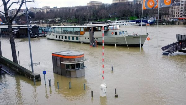 Резкий рост уровня воды в Сене, из-за прошедших ливневых дождей Резкий рост уровня воды в Сене, из-за прошедших ливневых дождей