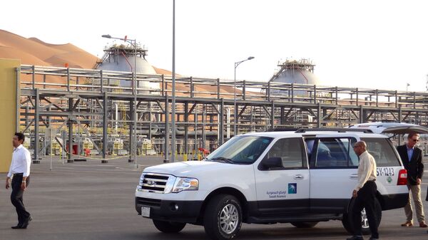 Автомобиль с журналистами возле завода компании Saudi Aramco Автомобиль с журналистами возле завода компании Saudi Aramco