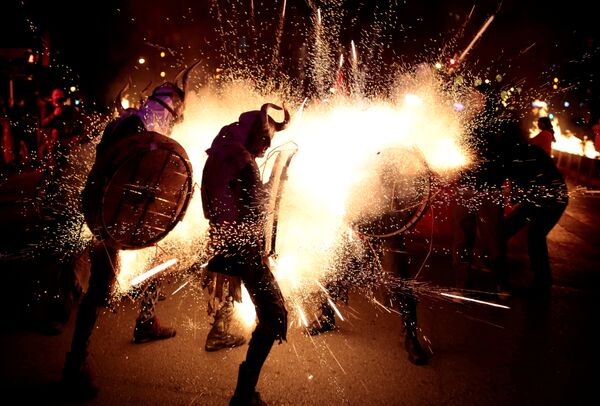 Участники фестиваля Correfocs в Пальма-де-Майорке, Испания Участники фестиваля Correfocs в Пальма-де-Майорке, Испания