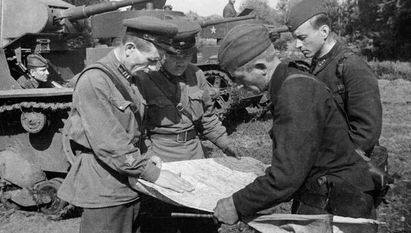 Командиры подразделений 64-й армии Сталинградского фронта сверяют маршрут Командиры подразделений 64-й армии Сталинградского фронта сверяют маршрут