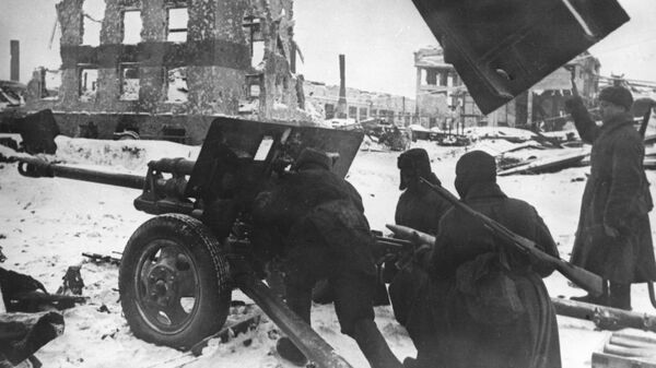 Советские артиллеристы во время одного из уличных боев в Сталинграде. Ноябрь 1942 года. Великая Отечественная война 1941-1945 гг. Из фонда Центрального музея Вооруженных Сил СССР в Москве Советские артиллеристы во время одного из уличных боев в Сталинграде. Ноябрь 1942 года. Великая Отечественная война 1941-1945 гг. Из фонда Центрального музея Вооруженных Сил СССР в Москве