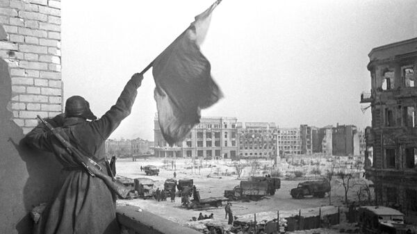Красный флаг над площадью Павших борцов, освобожденного Сталинграда. На заднем плане — здание универмага, где был взят в плен штаб окруженной 6-й армии вермахта во главе с командующим армией фельдмаршалом Паулюсом. Красный флаг над площадью Павших борцов, освобожденного Сталинграда. На заднем плане — здание универмага, где был взят в плен штаб окруженной 6-й армии вермахта во главе с командующим армией фельдмаршалом Паулюсом.