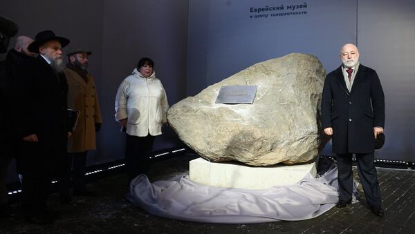 Посетители у символического камня, на месте которого будет установлен памятник Героям сопротивления в нацистских лагерях и гетто, в Международный день памяти жертв Холокоста в Еврейском музее и центре толерантности в Москве Посетители у символического камня, на месте которого будет установлен памятник Героям сопротивления в нацистских лагерях и гетто, в Международный день памяти жертв Холокоста в Еврейском музее и центре толерантности в Москве