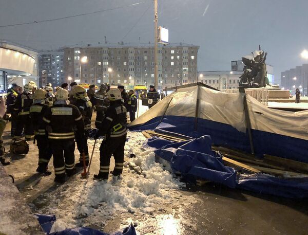 Спасатели на месте обрушения деревянных конструкций в подземном переходе у станции метро Улица 1905 года . 30 января 2018 Спасатели на месте обрушения деревянных конструкций в подземном переходе у станции метро Улица 1905 года . 30 января 2018