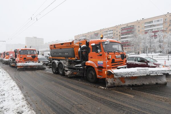 Чистка дорог от выпавшего снега в Москве. 31 января 2018 Чистка дорог от выпавшего снега в Москве. 31 января 2018