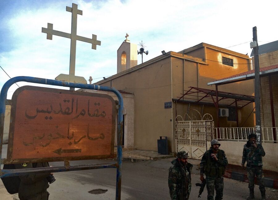 Солдаты у православной церкви святого Михаила в деревне Садад в сирийской провинции Хомс Солдаты у православной церкви святого Михаила в деревне Садад в сирийской провинции Хомс