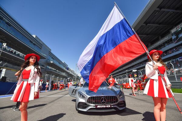 Грид-герлз перед стартом гонки на российском этапе чемпионата мира по кольцевым автогонкам в классе Формула-1 Грид-герлз перед стартом гонки на российском этапе чемпионата мира по кольцевым автогонкам в классе Формула-1