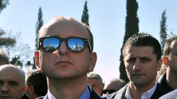 Милан Кнежевич во время протеста перед зданием парламента в Подгорице Милан Кнежевич во время протеста перед зданием парламента в Подгорице