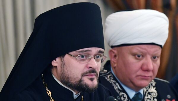 Глава российской делегации межрелигиозной рабочей группы Совета по взаимодействию с религиозными объединениями при президенте РФ иеромонах Стефан и глава Духовного собрания мусульман России муфтий Альбир Крганов во время заседания межконфессионального круглого стола в Дамаске. 4 февраля 2018 Глава российской делегации межрелигиозной рабочей группы Совета по взаимодействию с религиозными объединениями при президенте РФ иеромонах Стефан и глава Духовного собрания мусульман России муфтий Альбир Крганов во время заседания межконфессионального круглого стола в Дамаске. 4 февраля 2018