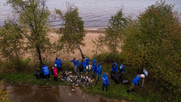 Волонтеры собирают мусор на берегу озера Байкал в районе населенного пункта Мурино во время акции всероссийского волонтерского экологического марафона EN+ Group 360 минут Волонтеры собирают мусор на берегу озера Байкал в районе населенного пункта Мурино во время акции всероссийского волонтерского экологического марафона EN+ Group 360 минут