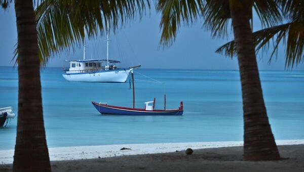 Лодки в лагуне Индийского океана рядом с отелем Meeru Island Resort & Spa на Мальдивах Лодки в лагуне Индийского океана рядом с отелем Meeru Island Resort & Spa на Мальдивах