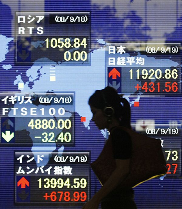 Показатели индекса Nikkei на электронном экране в Токио Показатели индекса Nikkei на электронном экране в Токио
