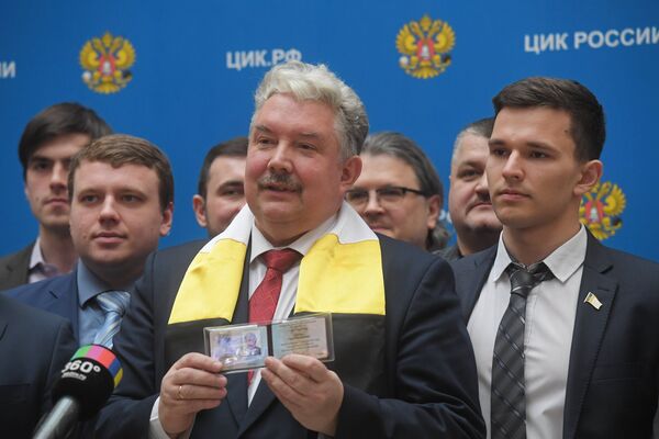 Кандидат в президенты РФ от партии Российский общенародный союз Сергей Бабурин демонстрирует удостоверение кандидата Кандидат в президенты РФ от партии Российский общенародный союз Сергей Бабурин демонстрирует удостоверение кандидата