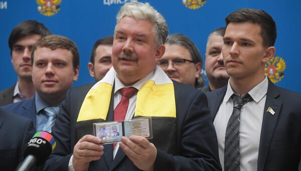 Кандидат в президенты РФ от партии Российский общенародный союз Сергей Бабурин демонстрирует удостоверение кандидата Кандидат в президенты РФ от партии Российский общенародный союз Сергей Бабурин демонстрирует удостоверение кандидата