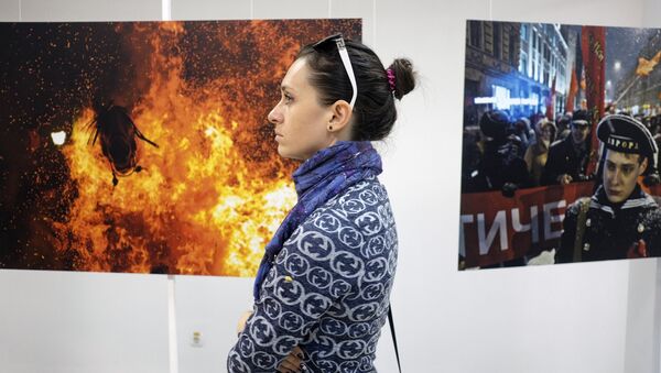 Посетительница на открытии выставки победителей Международного конкурса фотожурналистики имени Андрея Стенина в Краснодаре Посетительница на открытии выставки победителей Международного конкурса фотожурналистики имени Андрея Стенина в Краснодаре