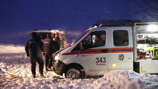Сотрудники МЧС России в Раменском районе Московской области, где потерпел крушение самолет Ан-148 Саратовских авиалиний рейса 703 Москва-Орск. 11 февраля 2018 Сотрудники МЧС России в Раменском районе Московской области, где потерпел крушение самолет Ан-148 Саратовских авиалиний рейса 703 Москва-Орск. 11 февраля 2018