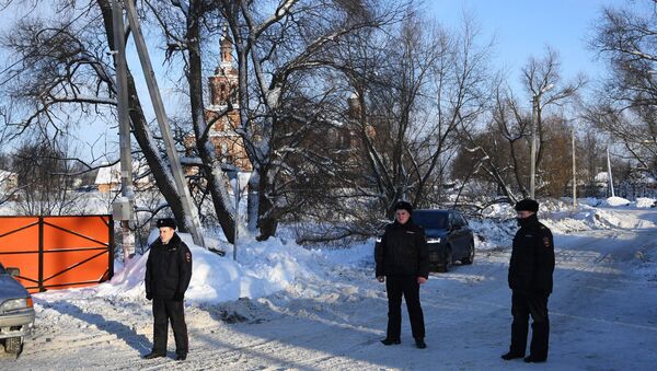 Сотрудники правоохранительных органов в Раменском районе Московской области, где самолет Ан-148 Саратовских авиалиний рейса 703 Москва-Орск потерпел крушение. 12 февраля 2018 Сотрудники правоохранительных органов в Раменском районе Московской области, где самолет Ан-148 Саратовских авиалиний рейса 703 Москва-Орск потерпел крушение. 12 февраля 2018