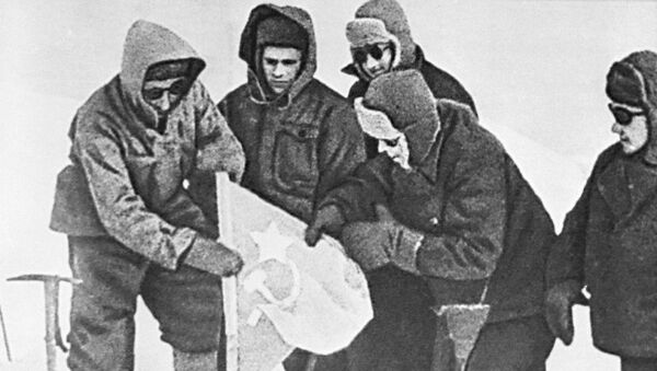 Установка советского флага на восточной вершине Эльбруса. Закавказский фронт, 17 февраля 1943 года Установка советского флага на восточной вершине Эльбруса. Закавказский фронт, 17 февраля 1943 года
