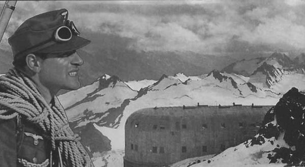 Немецкие горные стрелки на приюте одиннадцати. 1942 год Немецкие горные стрелки на приюте одиннадцати. 1942 год