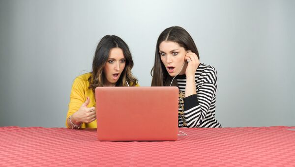 Бэкстейдж со съемок для YouTube-канала Дарьи Переверзевой и Ларисы Степанцовой Бэкстейдж со съемок для YouTube-канала Дарьи Переверзевой и Ларисы Степанцовой
