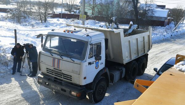 Автомашины МЧС России вывозят фрагменты самолёта с места крушения в Раменском районе Московской области. 13 февраля 2018 Автомашины МЧС России вывозят фрагменты самолёта с места крушения в Раменском районе Московской области. 13 февраля 2018