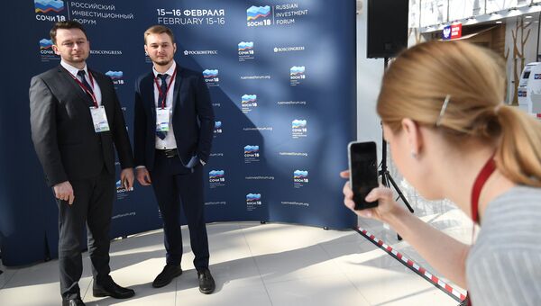 Участники Российского инвестиционного форума в Сочи фотографируются у баннера перед открытием Участники Российского инвестиционного форума в Сочи фотографируются у баннера перед открытием