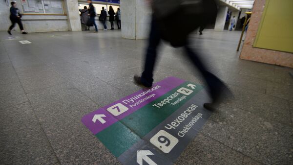 Девушка выжила, упав под поезд на станции метро 