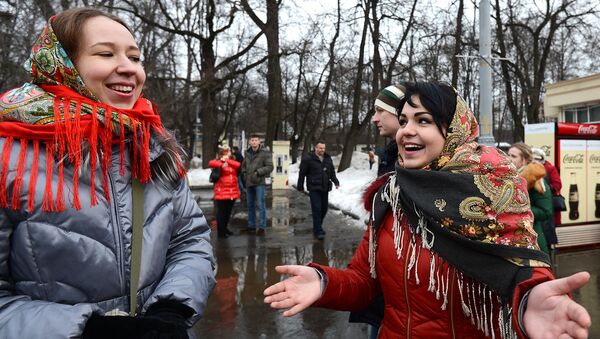 Девушки во время масленичных гуляний в парке Сокольники в Москве. Архивное фото Девушки во время масленичных гуляний в парке Сокольники в Москве. Архивное фото