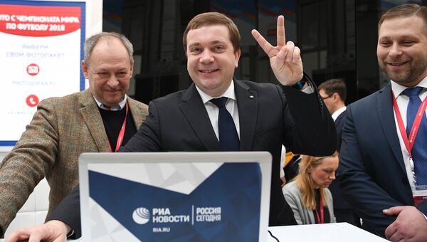 Директор фонда Росконгресс Александр Стуглев (в центре) во время посещения стенда МИА Россия сегодня на Российском инвестиционном форуме (РИФ-2018) в Сочи Директор фонда Росконгресс Александр Стуглев (в центре) во время посещения стенда МИА Россия сегодня на Российском инвестиционном форуме (РИФ-2018) в Сочи
