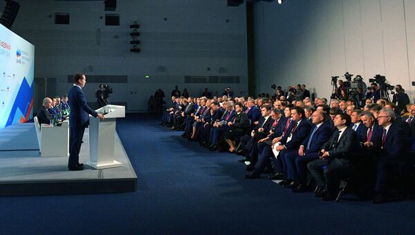 Председатель правительства РФ Дмитрий Медведев выступает на встрече с главами регионов в рамках Российского инвестиционного форума Сочи-2018 Председатель правительства РФ Дмитрий Медведев выступает на встрече с главами регионов в рамках Российского инвестиционного форума Сочи-2018